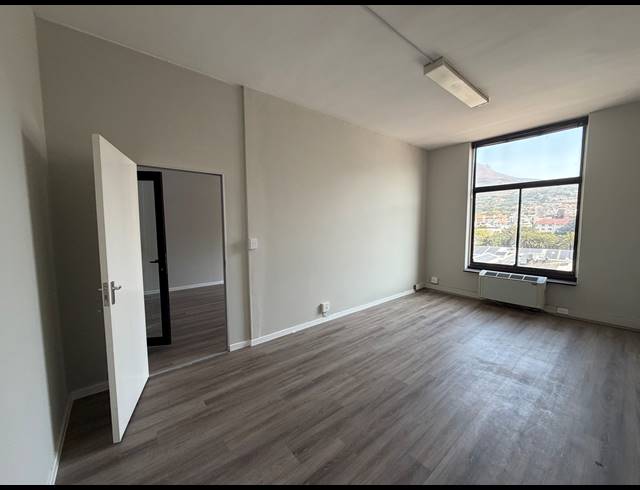 66M² BUILDING TO LET IN GARDENS
